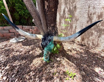 Decoración personalizada de cráneo de Longhorn: cuernos con mosaico turquesa y detalles de piel sintética.