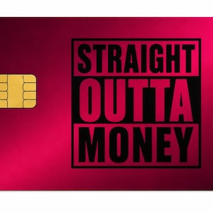 Pode incluir: Um cartão de crédito retangular com um gradiente vibrante em magenta e vermelho escuro. No lado esquerdo, há um chip metálico dourado. O lado direito apresenta uma moldura quadrada preta com o texto em negrito STRAIGHT OUTTA MONEY.