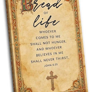 Peut inclure: Une toile murale rectangulaire avec un fond style parchemin et une bordure ornée et colorée. Le texte indique : I AM THE BREAD OF LIFE WHOEVER COMES TO ME SHALL NOT HUNGER, AND WHOEVER BELIEVES IN ME SHALL NEVER THIRST. JOHN 6:35.