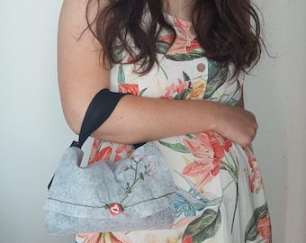 Petit sac en feutre brodé main – Sac pochette artisanal floral – Cadeau fête des mères – Sac à main romantique gris