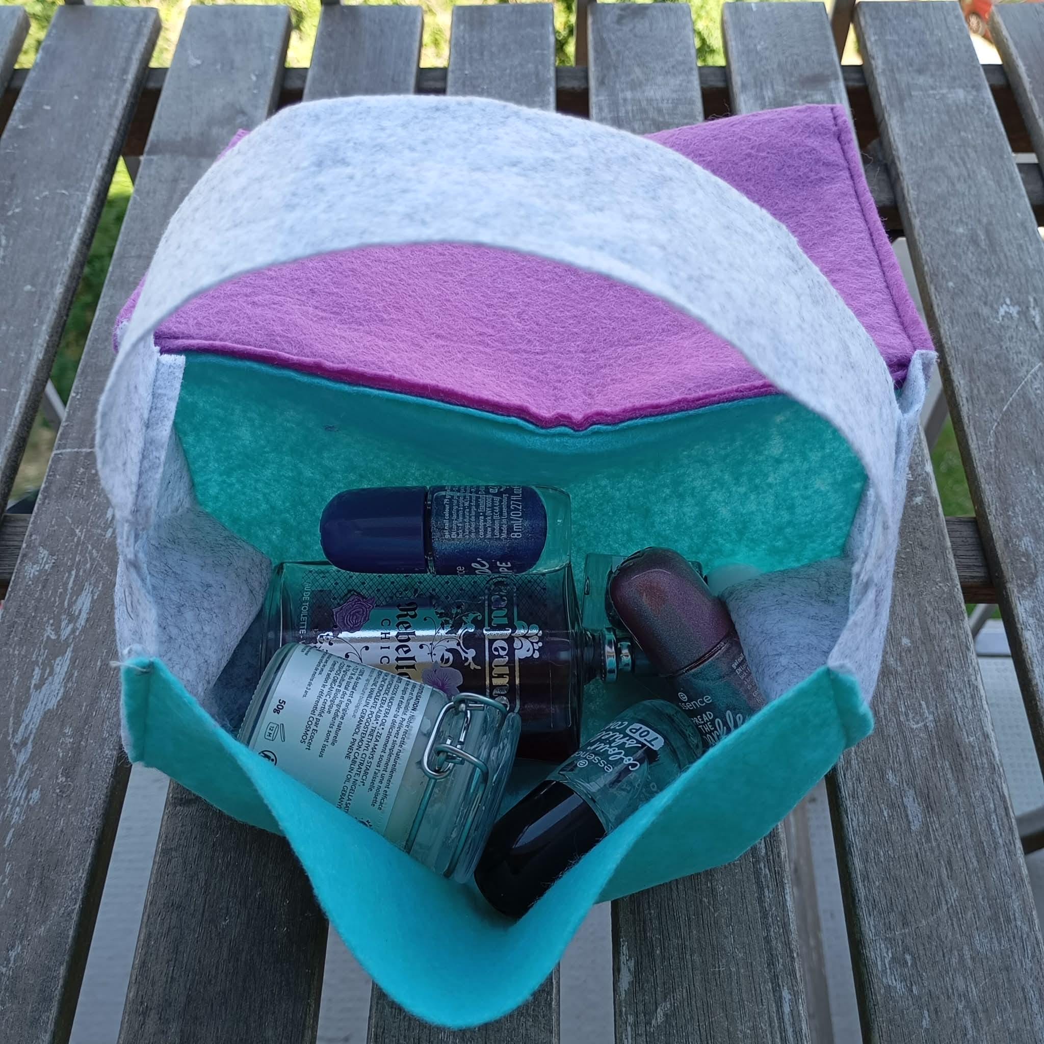 Handmade personalized makeup bag - Women's toiletry bag - Unique felt gift for women