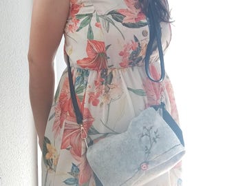 Sac en feutrine brodé main gris – Sac à main kawaii femme – Création artisanale française – Cadeau fait main original