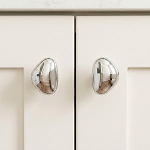 Tirador de armario moderno de guijarro plateado / Tirador de cajón minimalista irregular / Tirador de cómoda de forma orgánica / Herrajes de titanio / Decoración Wabi-Sabi