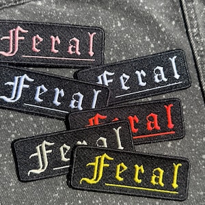Naszywka haftowana FERAL w kolorze czarnym o północy, stara angielska typografia, do prasowania, alternatywna, prostokątna odznaka punkowa