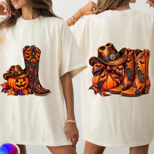 Könnte beinhalten: Ein cremefarbenes T-Shirt mit einem Grafikdruck eines Halloween-Kürbisses mit Cowboyhut neben einem hohen Westernstiefel mit orangefarbenen, violetten und schwarzen Mustern sowie einer Grafik eines Kürbisses mit Schleife und Stiefeln.