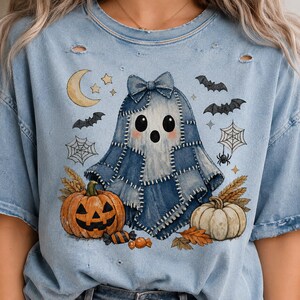Fantasma in jeans PNG, design fantasma retrò di Halloween, fantasma patchwork in denim per sublimazione, grafica per maglietta a tema spettrale, download digitale, PNG virale di tendenza