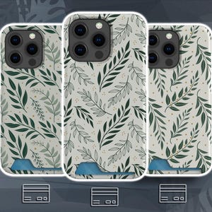 Puede incluir: Tres fundas para smartphone con fondo gris claro y un patrón repetitivo de hojas verde oscuro, contornos de hojas negros finos y pequeños puntos dorados. Cada funda tiene una abertura para triple cámara y una ranura azul en la base.