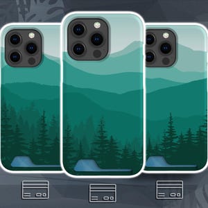 Puede incluir: Tres fundas para teléfono con un paisaje de montañas y bosques en capas en tonos verde azulado y verde oscuro. Cada funda muestra un gráfico estilizado de pinos en primer plano con colinas en el fondo y una ranura para tarjetas en la base.