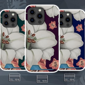 Puede incluir: Tres fundas para smartphone con un patrón de grandes flores de lirio blancas sobre fondos verde oscuro, morado intenso y azul marino. Cada funda incluye una ranura rectangular para tarjetas en la parte inferior y una abertura para la cámara.