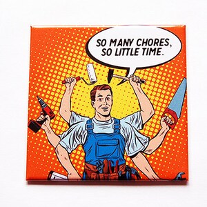 Puede incluir: Imán cuadrado con una ilustración de estilo pop art de un manitas con múltiples brazos sosteniendo herramientas. La imagen está sobre un fondo rojo y amarillo punteado. El texto en un bocadillo dice: "SO MANY CHORES, SO LITTLE TIME."