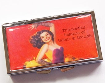 7 secciones, Pastillero, Pastillero divertido, Pastillero de 7 días, Pastillero retro, Pastillero, mujeres atrevidas, humor, Talento, Problema, Rojo (4001)