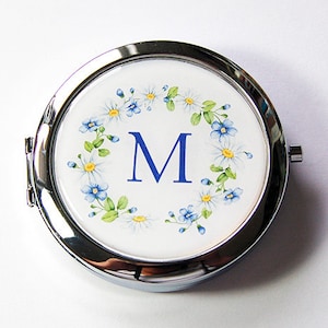 Pill box with mirror, Monogram pill case with mirror, Daisy wreath with monogram, pill box, Gift for her, Bridesmaid gift, custom (5818)
