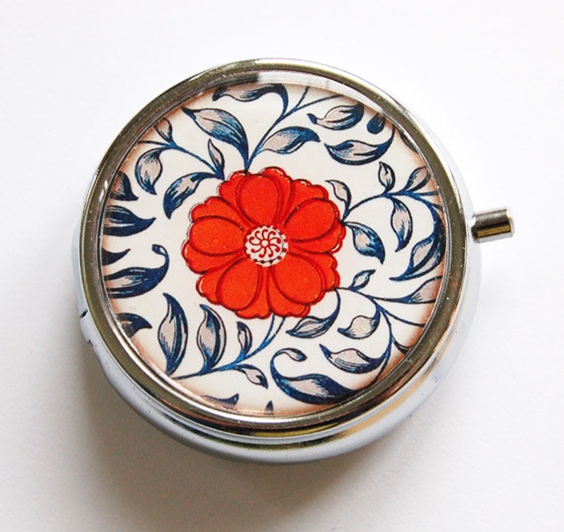 Blumige Pillendose, Pille Fall, Fall, Pille Container, Blumen, Geschenk für sie, Geschenk für Mama, asiatisch, rot, blau, Runde Pille Fall (3974) Blumige Pillendose, Pille Fall, Fall, Pille Container, Blumen, Geschenk für sie, Geschenk für Mama, asiatisch, rot, blau, Runde Pille Fall (3974)
