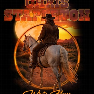 Könnte beinhalten: Ein Grafikdruck mit dem Text CHRIS STAPLETON oben und White Horse unten. Das zentrale Bild zeigt eine Person mit Cowboyhut und brauner Jacke, die auf einem weißen Pferd durch eine Wüstenlandschaft mit einem großen orangefarbenen Mond reitet.