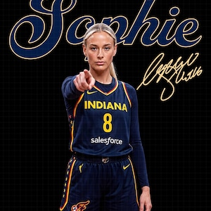 Puede incluir: Un uniforme de baloncesto que incluye una camiseta azul oscuro con la palabra INDIANA y el número 8 en amarillo, junto con pantalones cortos a juego. La camiseta tiene el logo de salesforce y el logo de Nike. El nombre Sophie y una firma son visibles.