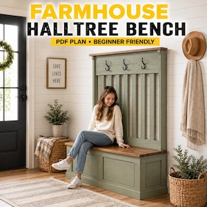 Könnte beinhalten: Eine Flurbank aus salbeigrünem Holz mit einer Sitzfläche und einem oberen Regalbrett aus dunkelbraun gebeiztem Holz. Das Möbelstück hat vertikale Latten und drei schwarze Metallhaken. Der Text oben lautet FARMHOUSE HALLTREE BENCH PDF PLAN BEGINNER FRIENDLY.