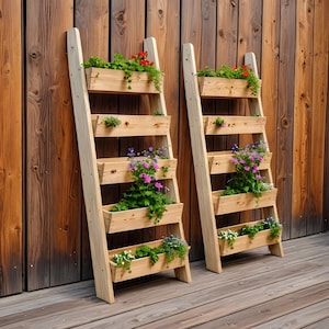 Peut inclure: Deux jardinières en forme d'échelle en bois, chacune avec plusieurs bacs rectangulaires remplis de plantes vertes et de fleurs colorées. Les jardinières sont adossées à un mur en bois, créant un jardin vertical. Le bois est de couleur naturelle.
