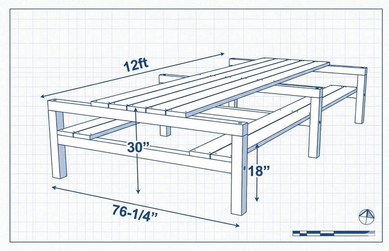 Pu&ograve; includere: Illustrazione in stile blueprint di un tavolo da picnic in legno. Il tavolo &egrave; lungo 3,66 metri, alto 76,2 cm e largo 193,7 cm, con panche attaccate. Il disegno &egrave; realizzato con linee bianche su sfondo a griglia blu.