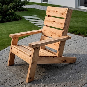 Puede incluir: Silla Adirondack de madera con acabado natural. La silla presenta respaldo y asiento de listones, amplios reposabrazos y patas anguladas. Está construida con madera de color claro y está diseñada para uso en exteriores.