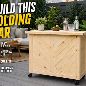 Peut inclure: Un bar pliable en bois avec le texte "BUILD THIS FOLDING BAR". Le bar présente un motif en chevrons sur le devant et repose sur des roulettes. Une petite plante, un shaker à cocktail et d'autres articles de bar sont sur le dessus. Comprend un montage facile, une liste de matériel, une liste de coupe et des schémas.