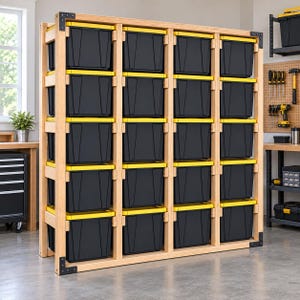 Puede incluir: Una gran estantería de madera con cuatro columnas verticales y cinco filas horizontales, que contiene veinte cajas de almacenamiento de plástico negro con tapas amarillas brillantes. El marco es de madera clara con soportes de esquina de metal negro.