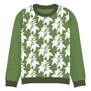Op de afbeelding: Een sweatshirt met lange mouwen en ronde hals in een gemêleerde olijfgroene kleur. Het voorpand is voorzien van een herhalend patroon van witte botanische bladsilhouetten. Het kledingstuk heeft een geribbelde kraag, boorden en zoom in donker olijfgroen.