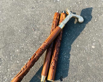 Bastón de madera con empuñadura de latón macizo, estilo vintage.