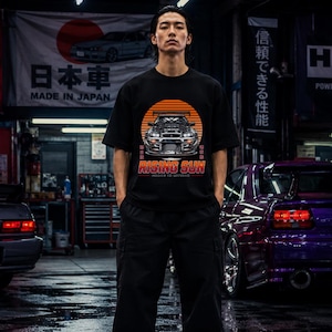 Rising Sun Skyline Auto Tee | Aufgehende Sonne JDM T-Shirt, Japanische Autokultur T-Shirt, Retro Japan Racing Shirt, Leistungsauto-Grafik-T-Shirt, JDM