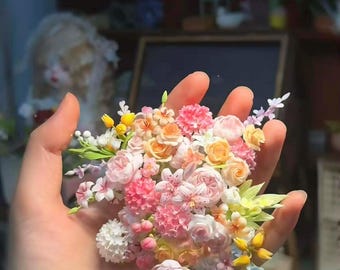 Ramo de flores en miniatura en tonos pastel - Arreglo floral artesanal de arcilla polimérica, accesorio para casa de muñecas y BJD, regalo para ella.