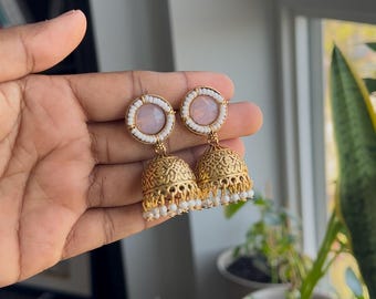 Boucles d'oreilles boho indiennes Jhumka pour femme | Boucles d'oreilles en or antique et pierre rose | Pendants d'oreilles avec perles ethniques | Bijoux de mariage et de fête