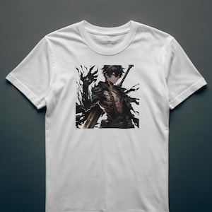 Op de afbeelding: Wit t-shirt met een afbeelding van een anime-personage met zwart haar en een zwaard. Het personage wordt afgebeeld met een gespierd lichaam en donkere, schaduwrijke details. Het ontwerp is gecentreerd op het t-shirt.