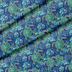 Pode incluir: Um tecido com um padrão repetitivo de tartarugas marinhas em tons de verde e azul-petróleo sobre um fundo azul-marinho profundo. O design inclui detalhes intrincados de espirais nas carapaças, texturas de coral e pequenas bolhas.