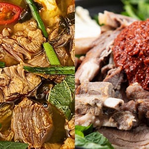Könnte beinhalten: Ein geteiltes Bild mit zwei Fleischgerichten. Die linke Seite zeigt gezupftes Rindfleisch in einer herzhaften Brühe mit Frühlingszwiebeln und roten Chilischeiben. Die rechte Seite zeigt rohe Schweinerippchen mit einer dunkelroten Chilipaste.