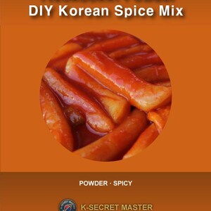 Puede incluir: Gráfico naranja con primer plano de tteokbokki, un plato coreano de pasteles de arroz cilíndricos en salsa picante. El texto "Tteokbokki Powder DIY Korean Spice Mix" está en la parte superior. Las palabras "POWDER • SPICY" están debajo.