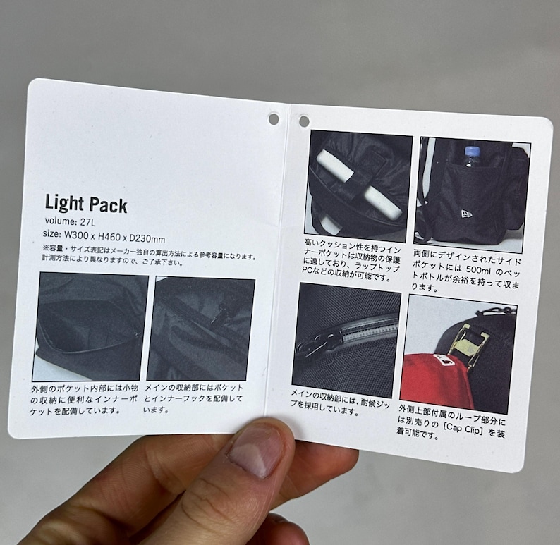 Puede incluir: Una etiqueta de informaci&oacute;n de producto rectangular blanca para una mochila negra Light Pack. La etiqueta muestra el texto Light Pack, volumen 27L y tama&ntilde;o W300 x H460 x D230mm. Incluye seis fotos peque&ntilde;as que muestran bolsillos interiores, un bolsillo lateral para botellas, cremalleras y un bucle para clip de gorra.