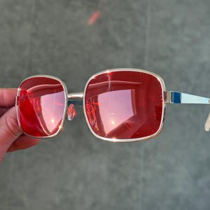 Gafas de sol cuadradas con lentes rojas: accesorio retro con montura metálica estilo Tyler Durden.