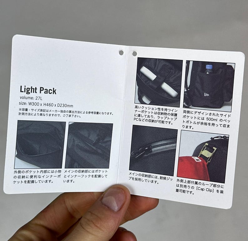 Peut inclure: Une &eacute;tiquette d'information produit rectangulaire blanche pour un sac &agrave; dos noir Light Pack. L'&eacute;tiquette affiche le texte Light Pack, volume 27L, et taille W300 x H460 x D230mm. Elle inclut six petites photos montrant les poches, une poche lat&eacute;rale, des fermetures &eacute;clair et une boucle pour casquette.