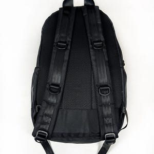 Peut inclure: Un sac &agrave; dos noir dot&eacute; de bretelles r&eacute;glables avec anneaux en D int&eacute;gr&eacute;s, d'une poign&eacute;e de transport sup&eacute;rieure et d'un panneau arri&egrave;re en maille respirante. Le design pr&eacute;sente des coutures renforc&eacute;es sur les bretelles et une finition ext&eacute;rieure noire.