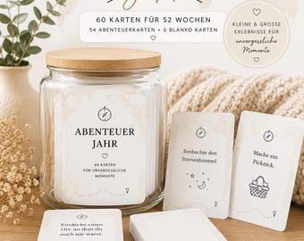 Puede incluir: Un frasco de vidrio transparente con tapa de madera que contiene 60 tarjetas etiquetadas como Abenteuer Jahr, 54 tarjetas de aventura y 6 tarjetas en blanco. El set incluye tarjetas con texto como Beobachte den Sternenhimmel, Mache ein Picknick y Entdecke einen Ort, an dem du noch nie warst, para individuos, parejas, amigos y familias.