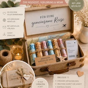 Könnte beinhalten: Eine dekorative Reisetasche mit gerollten Banknoten, einem Boardingpass und einem kleinen Holzschild. Der Text "Für eure gemeinsame Reise" ist auf der Tasche zu sehen, was auf ein Geschenk zum Thema Reisen hindeutet.