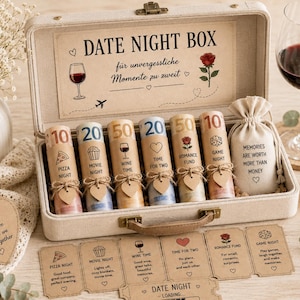 Peut inclure: Une boîte de style valise beige étiquetée DATE NIGHT BOX contenant six tubes en papier roulés avec des étiquettes pour Pizza Night, Movie Night, Wine Time, Time for Two, Romance Fund et Game Night, ainsi qu'un petit sac et six cartes.