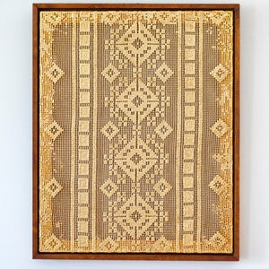 Obra de arte mural original en 3D de técnica mixta textil, 43 x 53 cm, enmarcada, Golden Lace 2026