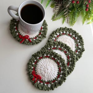 Merry Christmas Wreath Crochet Coaster Pattern PDF, Holiday Mug Rug Crochet Pattern, Christmas Coaster, DIY Table Decor, Instant Download