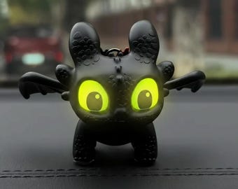 Llavero y adorno para coche con forma de dragón negro luminoso, ojos verdes brillantes, alas móviles, regalo de fan art para amantes de los dragones y fans del anime.