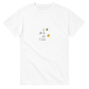 Puede incluir: Camiseta blanca con un diseño gráfico que presenta las palabras "EAT CODE SLEEP REPEAT" junto con pequeñas ilustraciones de un portátil, comida, una cama y una cara sonriente. El diseño es en negro, verde, amarillo y morado.