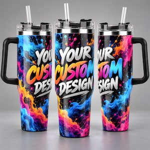 Könnte beinhalten: Drei Edelstahlbecher mit schwarzen Griffen, durchsichtigen Deckeln und transparenten Strohhalmen. Die Becher haben ein lebendiges, mehrfarbiges Farbspritzer-Design auf schwarzem Grund mit dem weißen Text YOUR CUSTOM DESIGN auf jedem Becher.