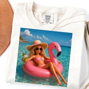 Komfortfarben Strandpuppe Flamingo-Grafik-T-Shirt | Sommer Ferien Tropisches Shirt
