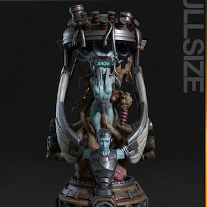 Könnte beinhalten: Detaillierte, lebensgroße Statue mit futuristischem Design. Die Statue zeigt eine zentrale Figur mit blau-grünem Teint, umgeben von mechanischen und organischen Elementen. Das Wort "JENOVA" ist auf dem Kopf der Figur zu sehen. Sockel und Oberstruktur sind metallisch.