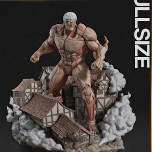 Op de afbeelding: Een full-size beeldje van een gespierde humanoïde titan met blootliggend spierweefsel, staande boven miniatuurgebouwen. De figuur heeft wit haar en gloeiende gele ogen. Het woord "TURNTABLE" staat in gele tekst en "FULLSIZE" in witte tekst.