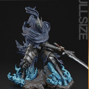 Puede incluir: Figura detallada de un caballero con armadura oscura, sosteniendo una espada grande. La figura está posada sobre una base rocosa con detalles azules en forma de llama. La palabra "TURNTABLE" está en letras doradas en la parte superior izquierda y "FULLSIZE" a la derecha.